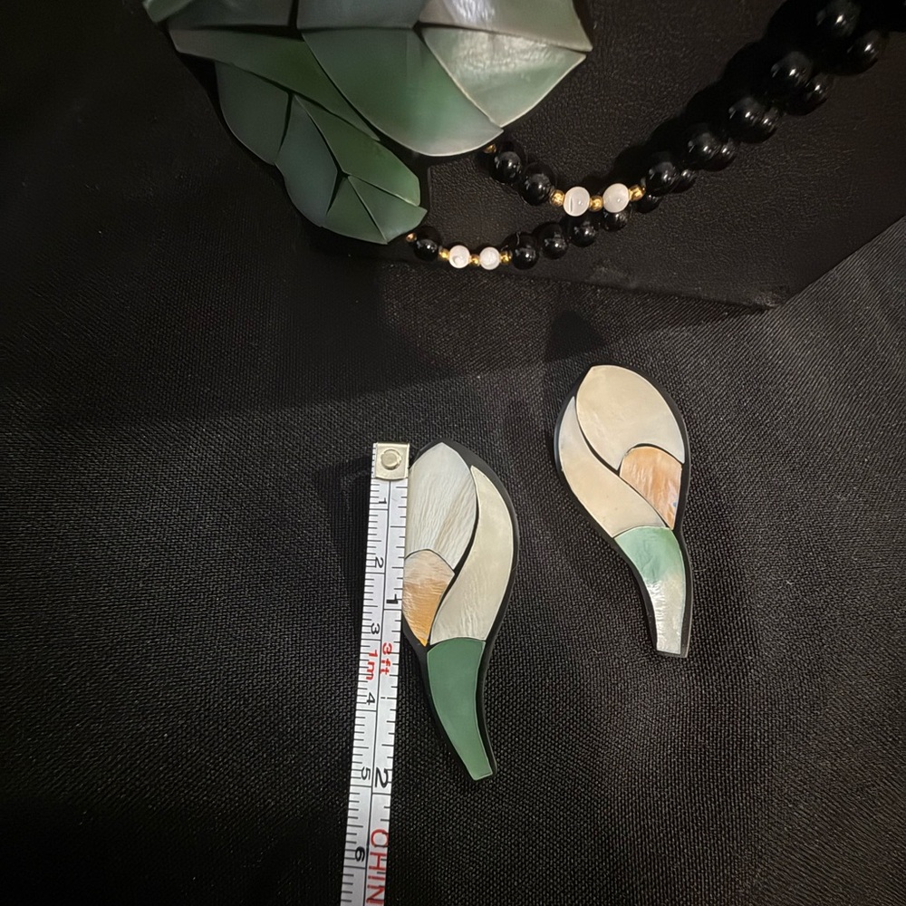 Floral Mother of Pearl Necklace and Earrings Pendant Pierced - Picture 7 of 8